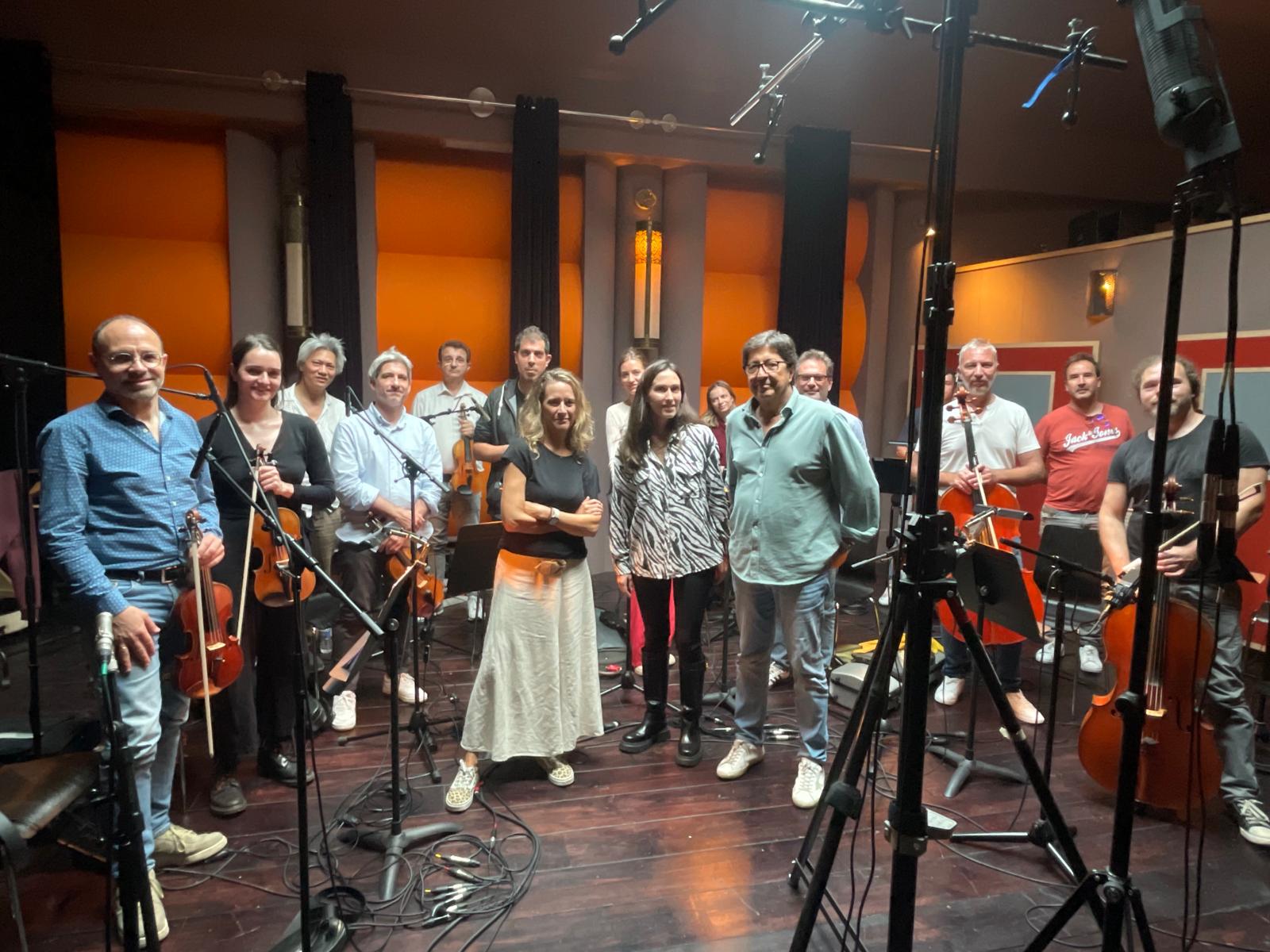 Anne-Sophie Versnaeyen con la orquesta, y el director Manuel Gómez Pereira