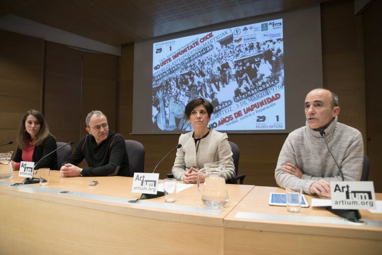 Los europarlamentarios Izaskun Bilbao y Jon Juaristi, junto a los miembros de la Asociación 3 de marzo, Andoni Txasko y Nerea Martínez 