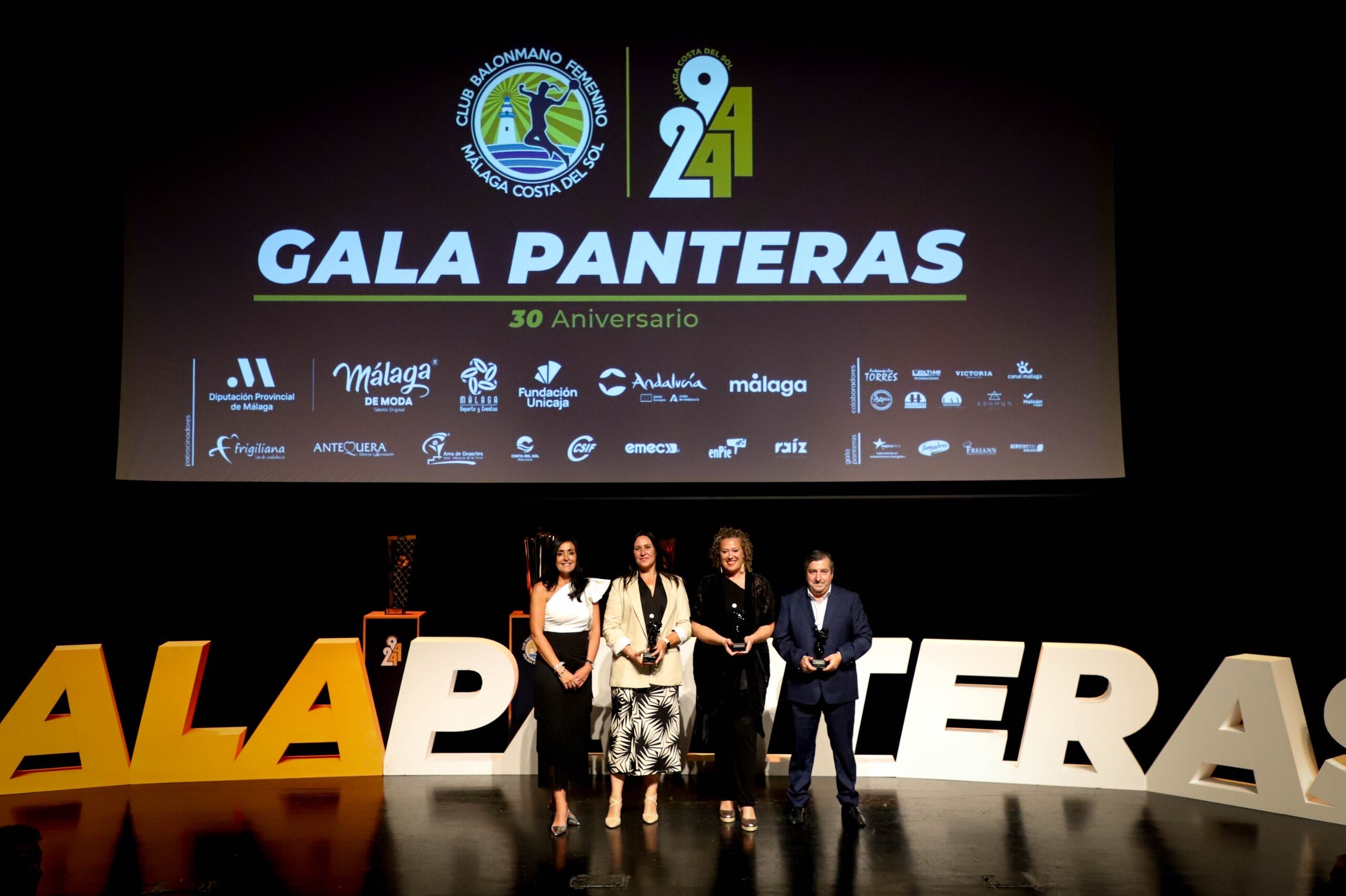 La presidenta del Costa del Sol Pepa Moreno con varios de los premiados en la gala del 30 aniversario del club
