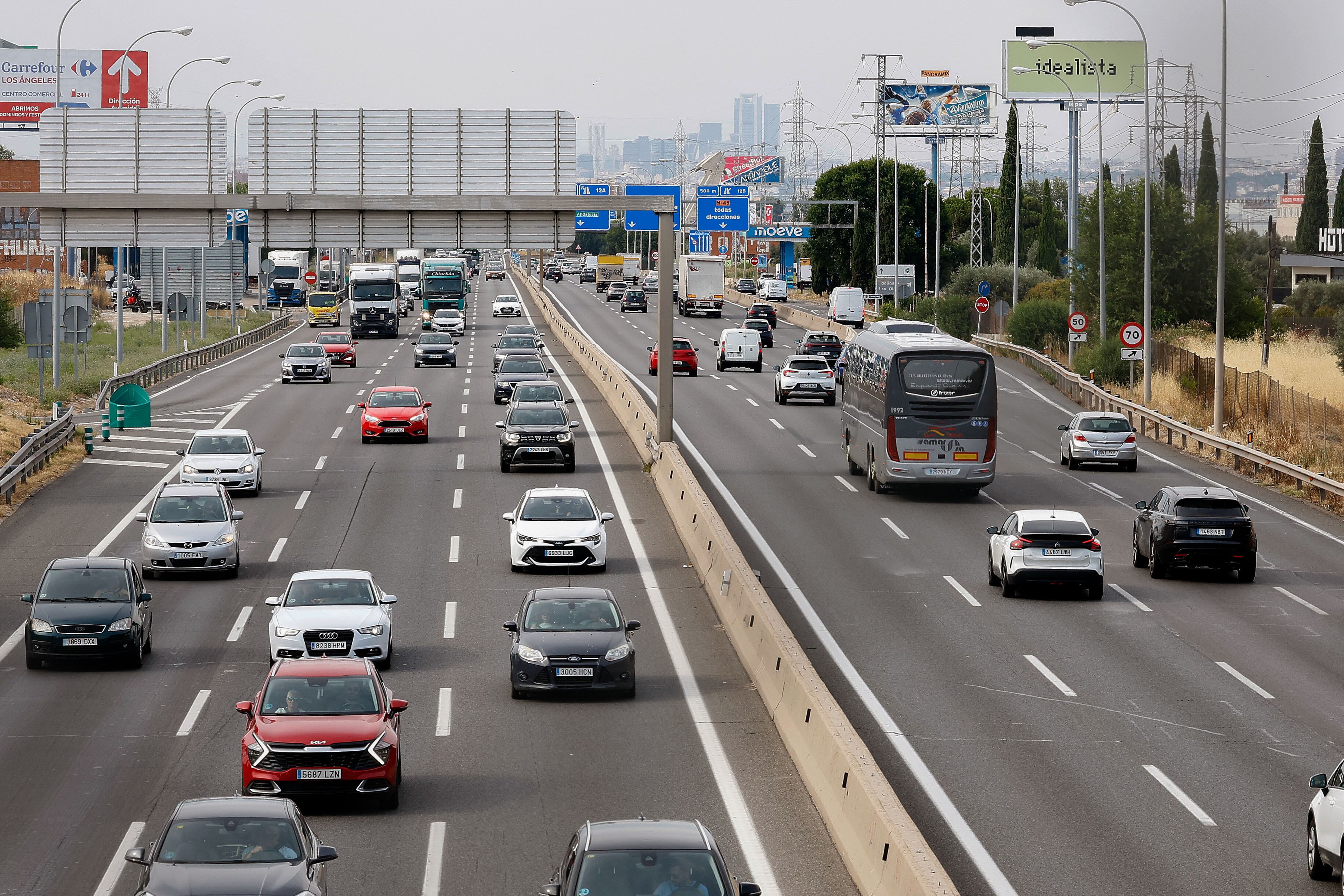 Vista de la salida y entrada de Madrid por la A4 este viernes. EFE/ J.P. Gandul