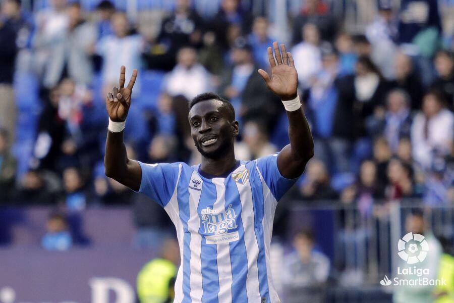 El centrocampista del Málaga Lago Junior se estrenó como titular y marcó ante el Burgos