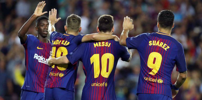 Los jugadores del Barcelona felicitan a Messi por uno de sus goles a la Juventus.