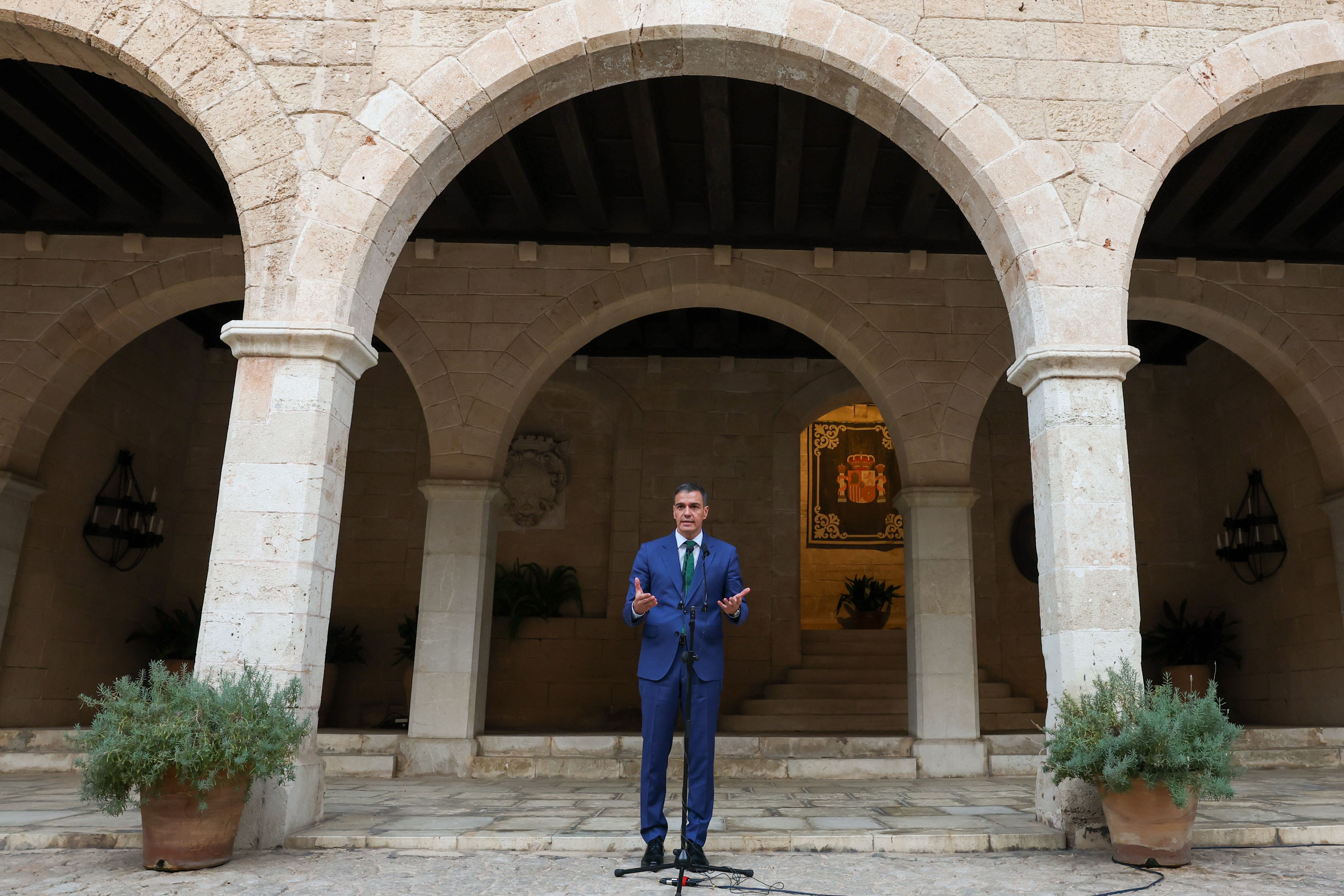 PALMA DE MALLORCA, 30/07/2024.- El presidente del Gobierno, Pedro Sánchez, durante la rueda de prensa ofrecida tras su reunión con la mandataria balear, Marga Prohens, este martes en el Consolat de Mar de Palma de Mallorca. EFE/Balleteros
