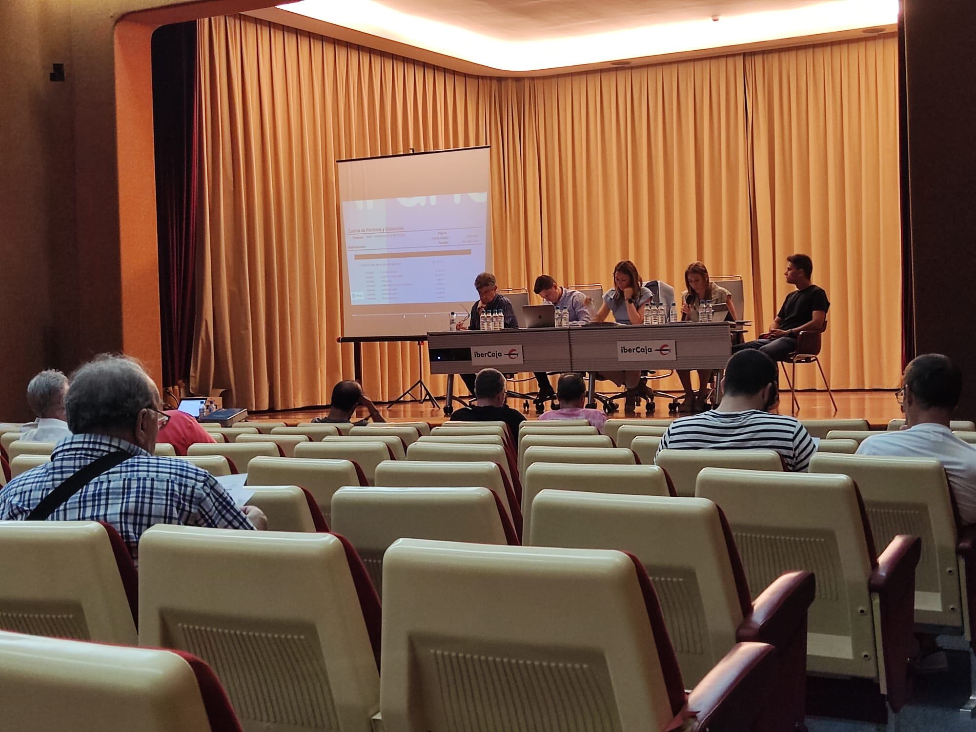 La asamblea de socios de la Arandina celebrada en el salón de actos de Ibercaja
