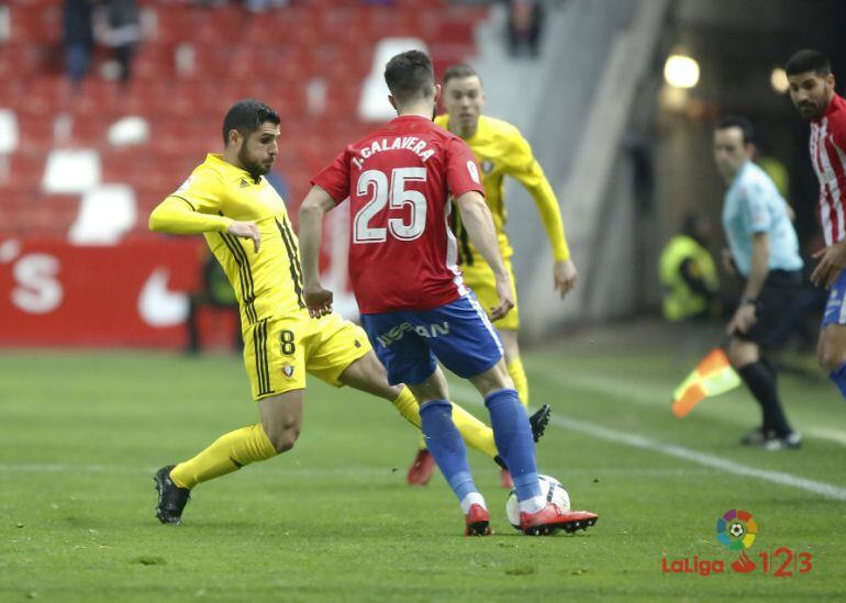 Fran Mérida trata de tapar el pase de Jordi Calavera