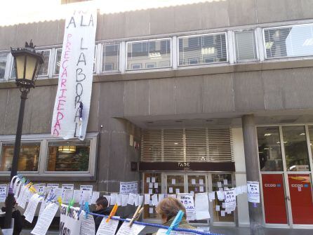 El Movimiento feminista Asturies 8M &quot;redecora&quot; con carteles de la huelga feminista y consignas feministas la fachada de la sede de FADE en Oviedo.