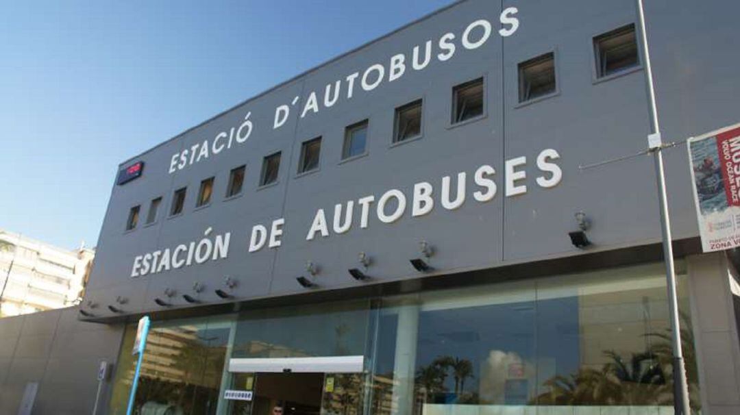 Fachada de la estación provisional de autobuses en terrenos portuarios