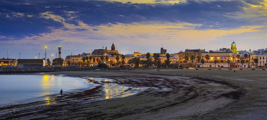 Playa de El Rompidillo, con la ciudad al fondo