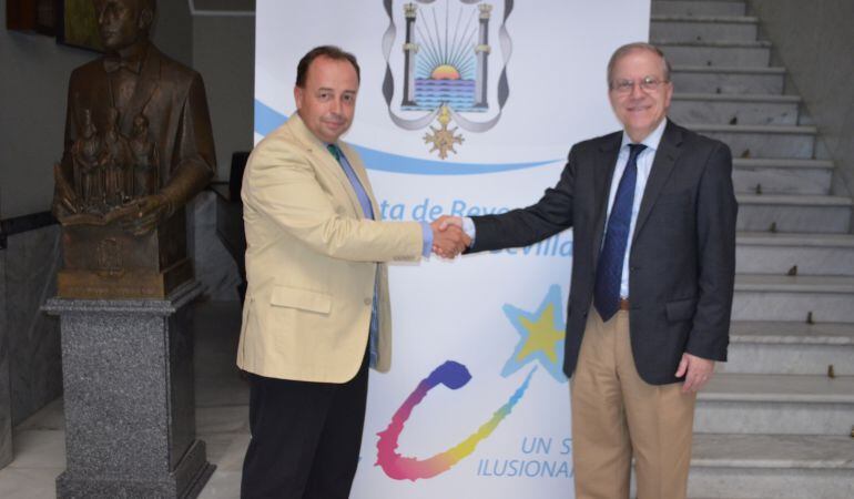 El presidente del Ateneo de Sevilla, Alberto Máximo Pérez calero -a la derecha-, estrecha su mano con Manuel sainz, director de la Cabalgata de Reyes Magos