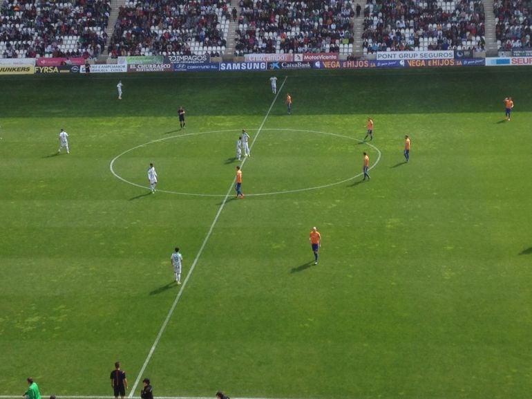 Comienzo del partido entre el Córdoba y el Alavés