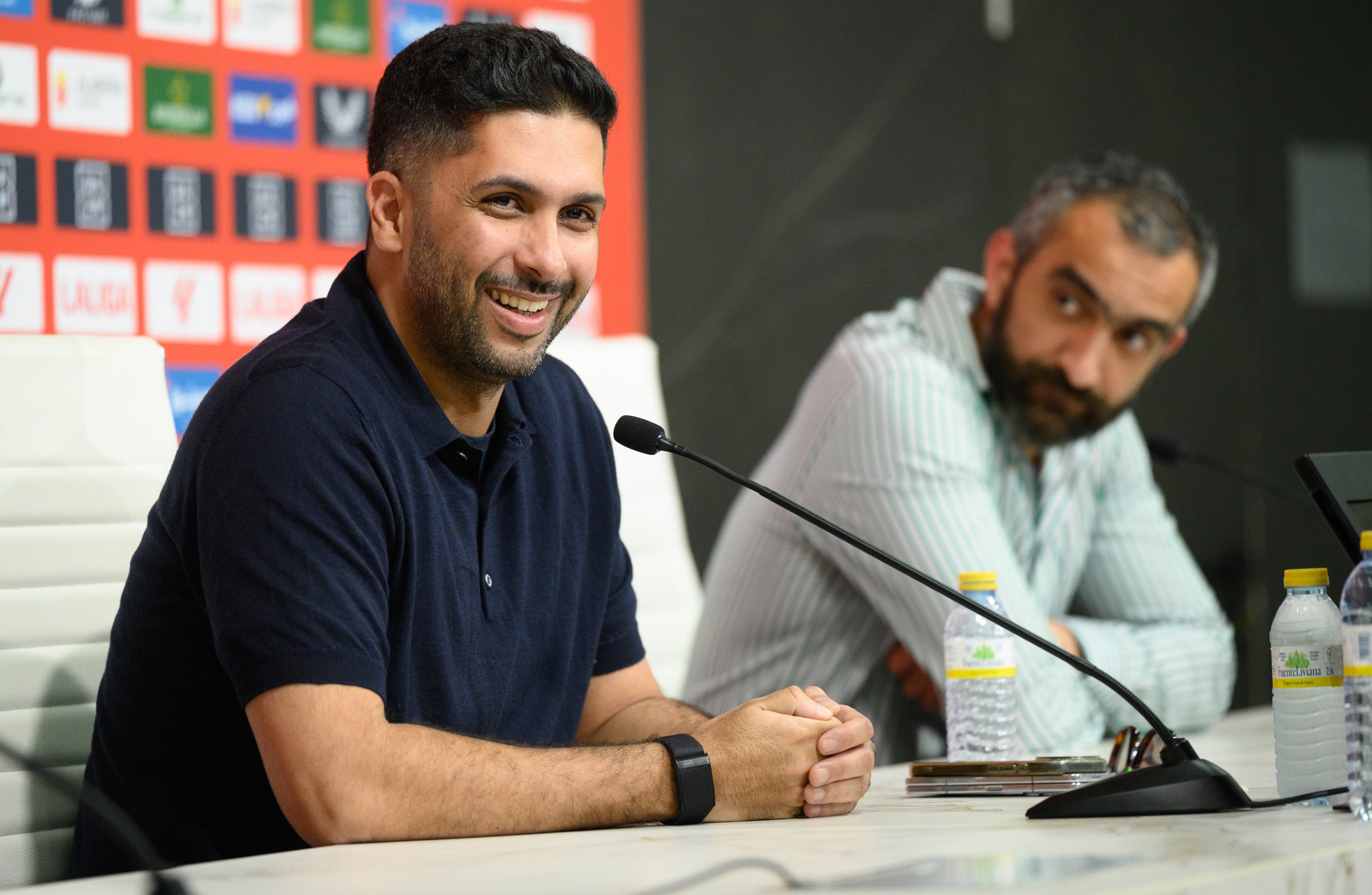 Mohamed Al-Khereiji habla y Mohamed El Assy, atento a las indicaciones.