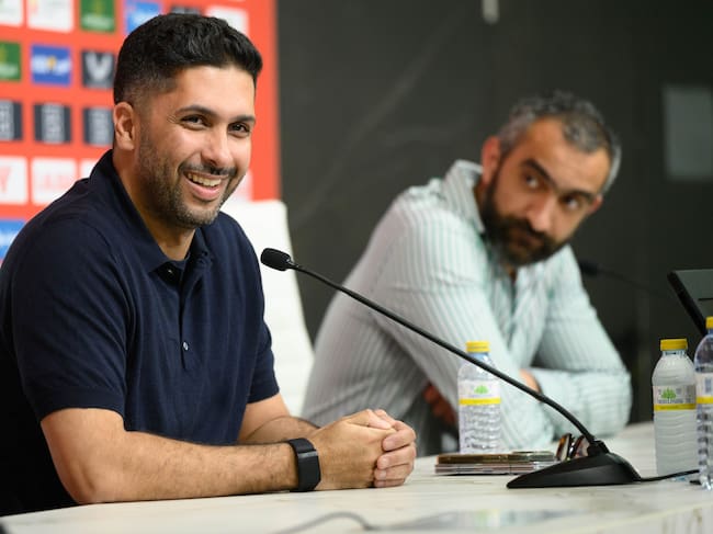 Mohamed Al-Khereiji habla y Mohamed El Assy, atento a las indicaciones.