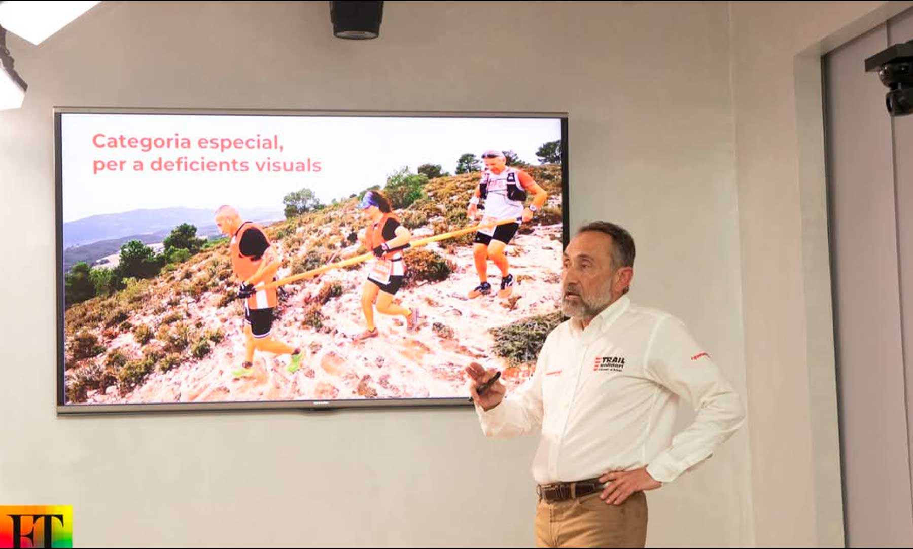 Paco Fuster en el instante de explicar una de las principales novedades de esta edición