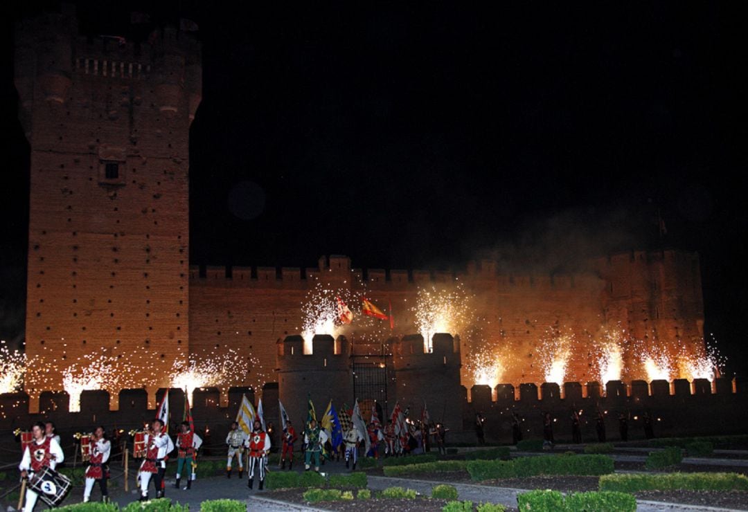 Los desfiles de la Feria Imperiales y Comuneros llenan de vida las calles de Medina del Campo