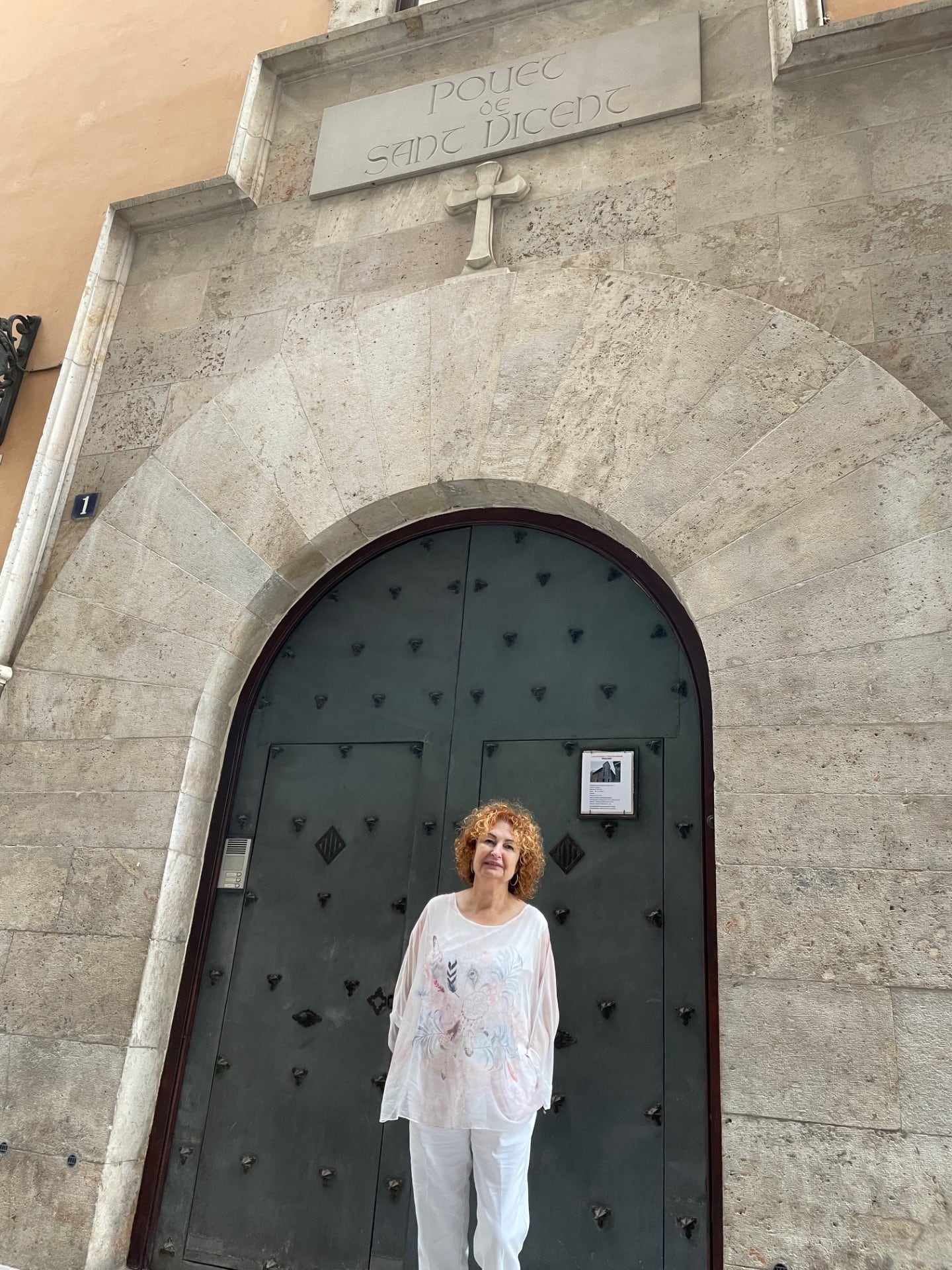 Pepa Pascual frente a la puerta de la casa natalicia de Sant Vicent Ferrer