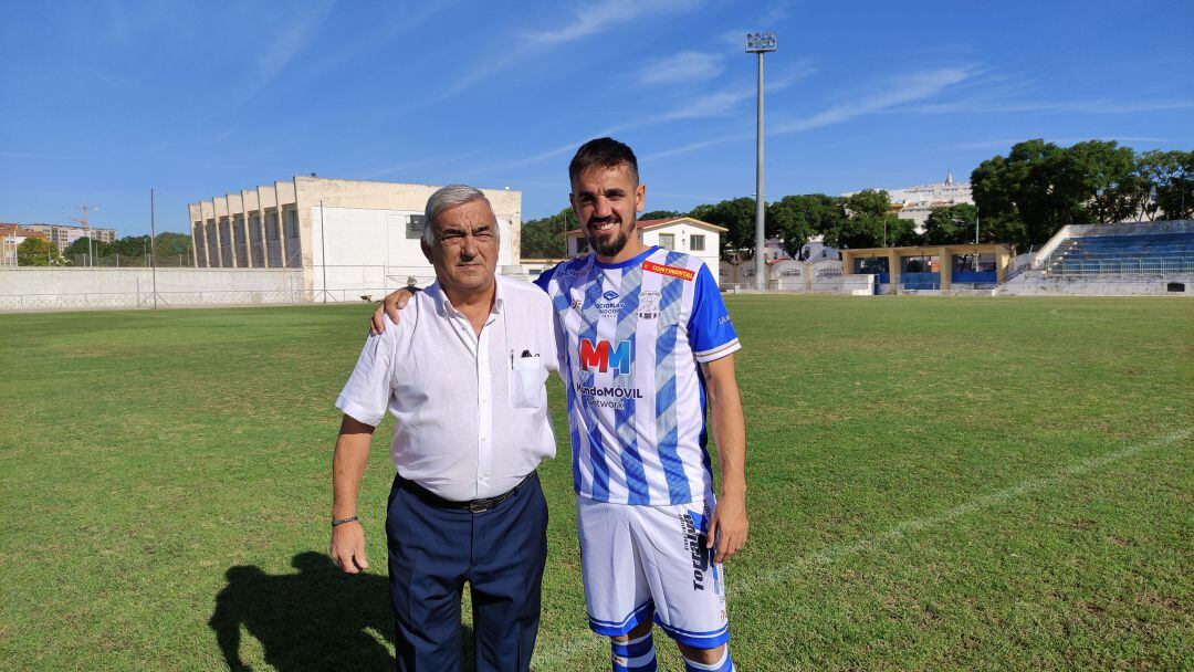 Carlos Calvo junto a Queijo el día de su presentación