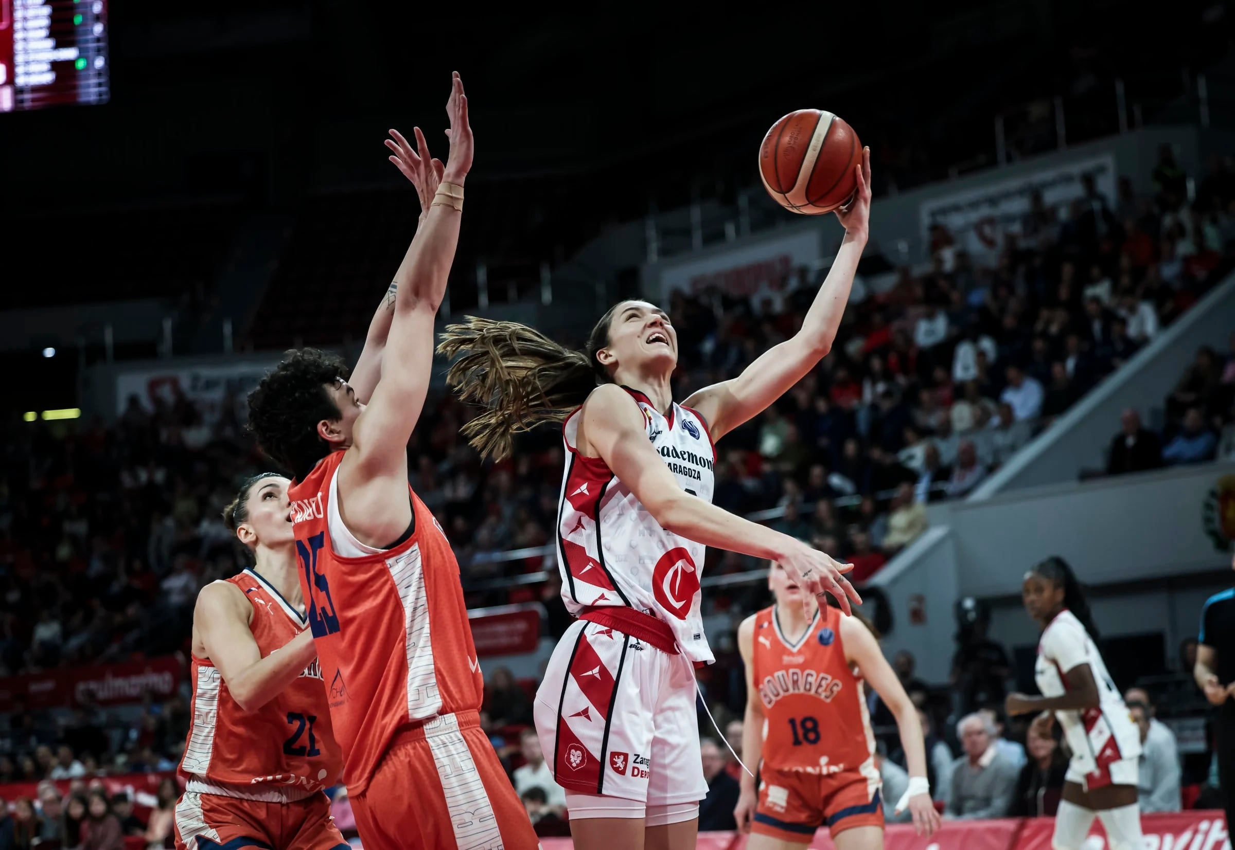 Helena Pueyto ataca la canasta del Bourges