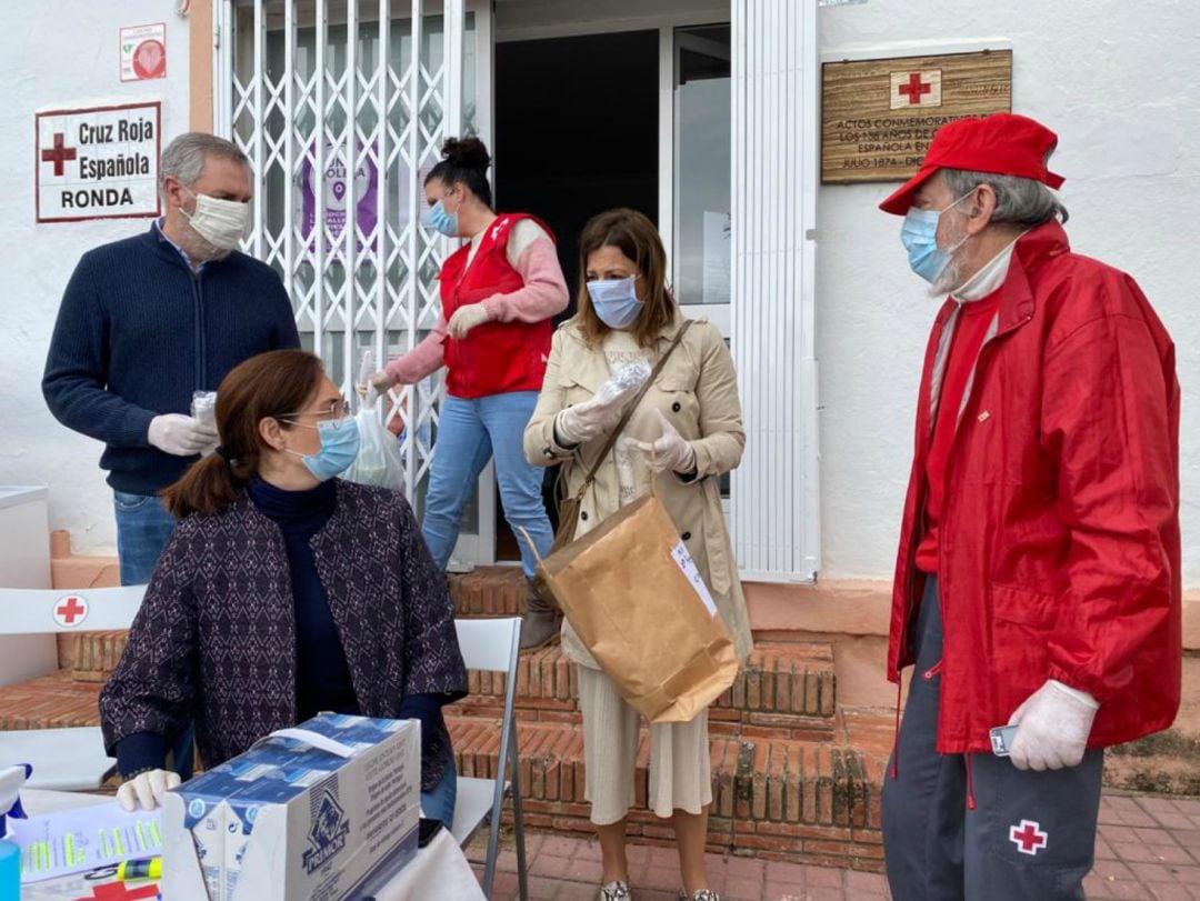 El presidente de Cruz Roja en Ronda, Antonio Lasanta, junto a varios ediles municipales y la alcaldesa, Mari Paz Fernández