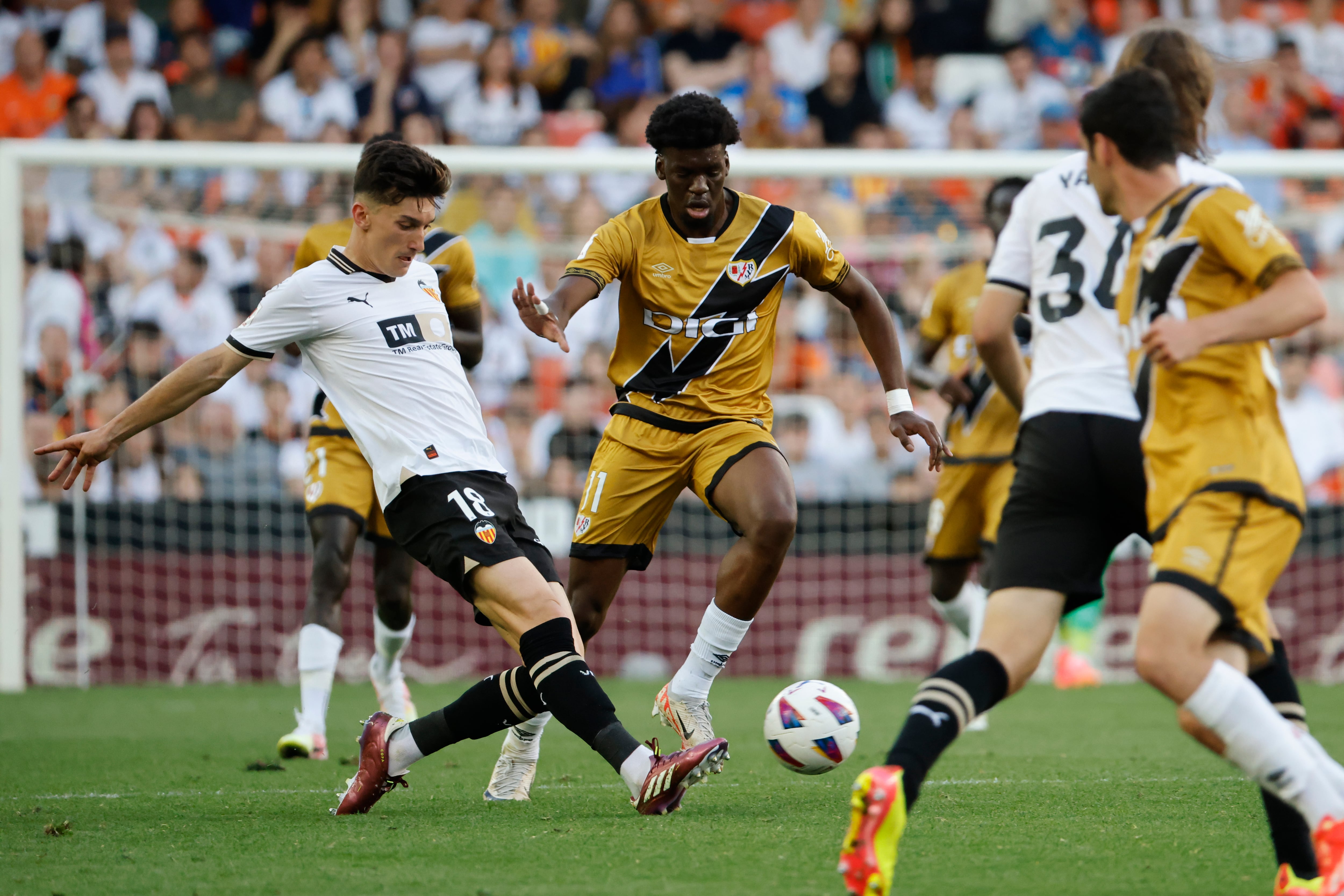 VALENCIA, 12/05/2024.- El centrocampista del Valencia Pepelu (i) lucha con Randy Nteka, del Rayo Vallecano, durante el partido de LaLiga entre el Valencia y el Rayo Vallecano, este domingo en el estadio de Mestalla. EFE/ Ana Escobar

