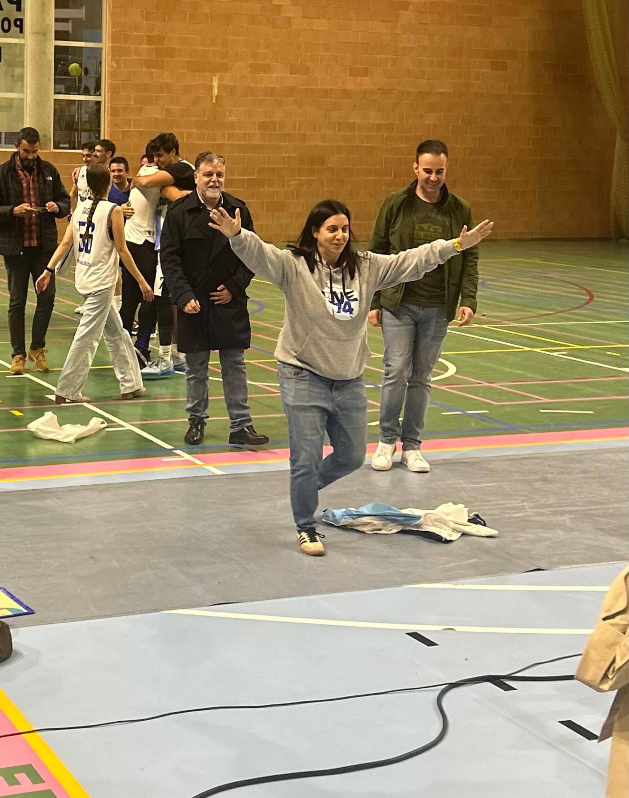 La concejala de deportes celebra la victoria