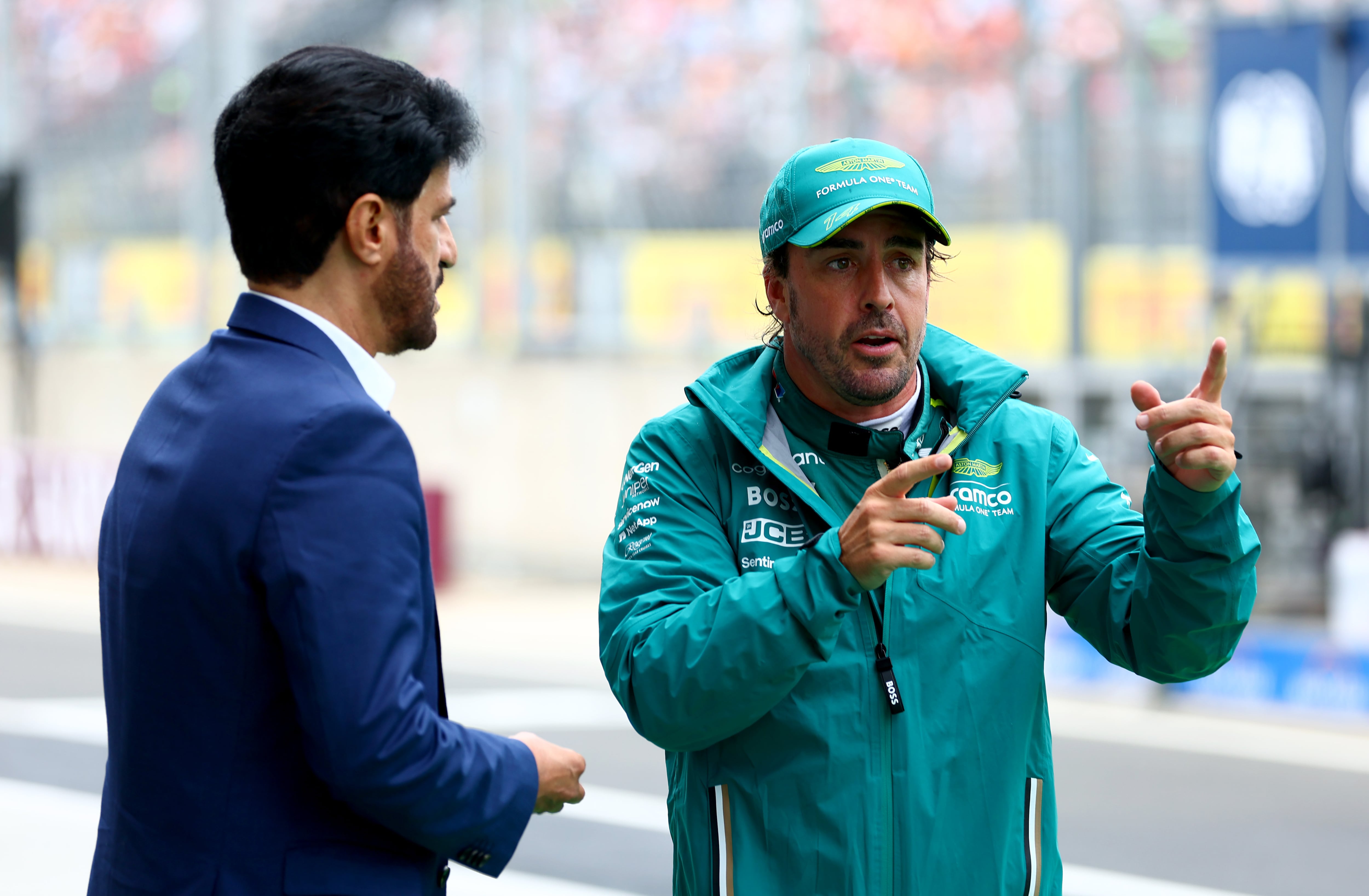 Fernando Alonso habla con Mohammed ben Sulayem, presidente de la FIA,  en el &#039;pitlane&#039; de Hungaroring durante la clasificación del GP de Hungría