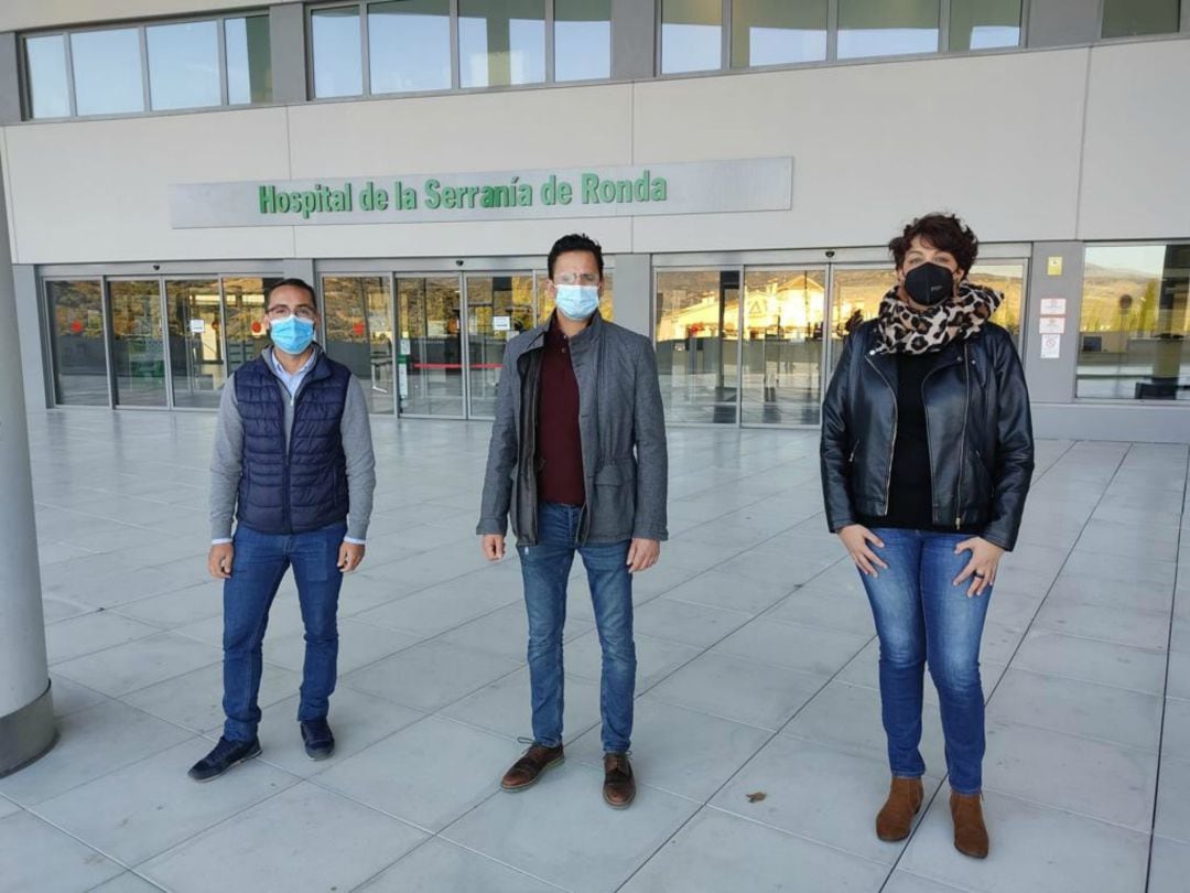 Concejales socialistas en la entrada principal del hospital de Ronda