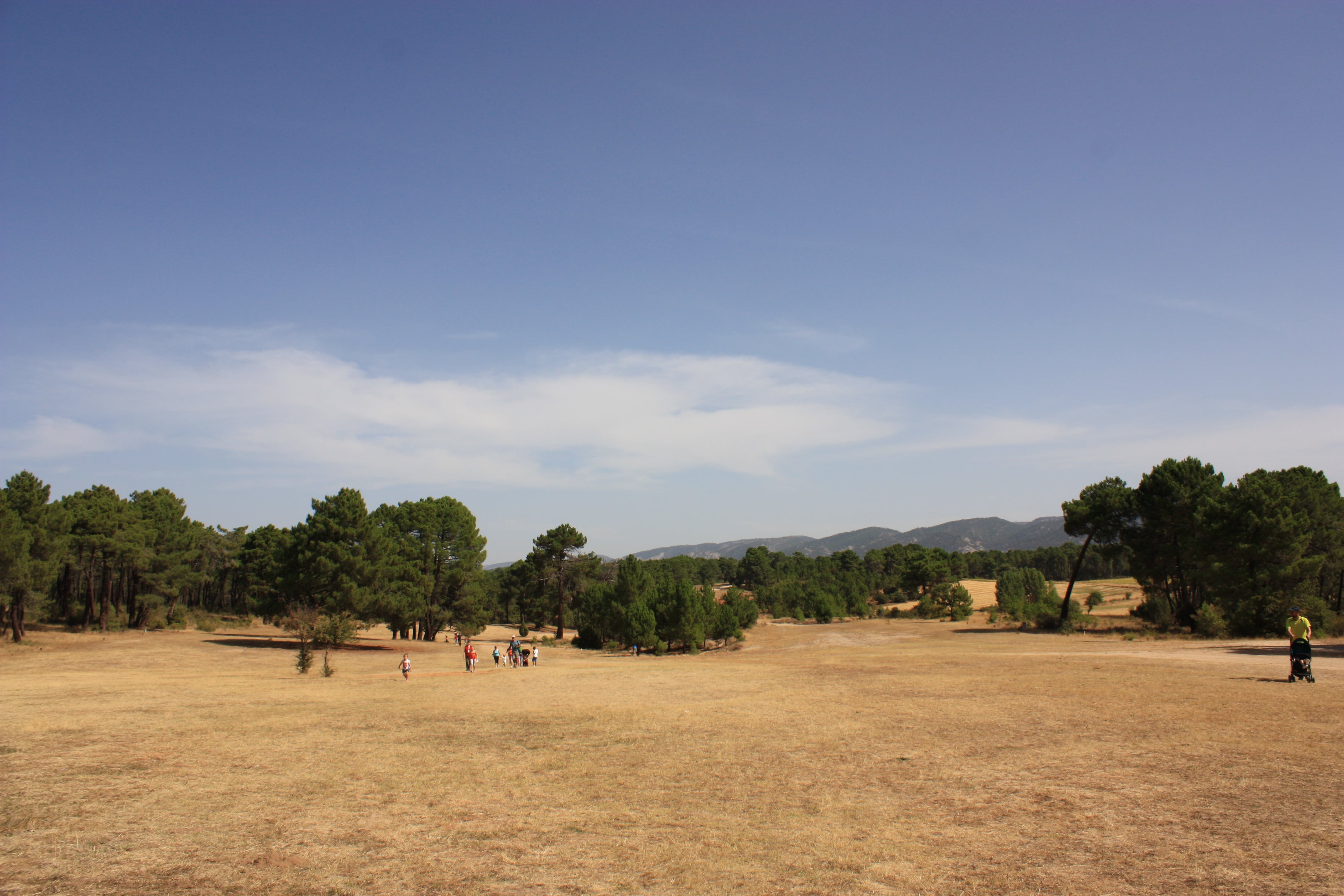 Praderas de lunes a sábado, campo de golf los domingos.