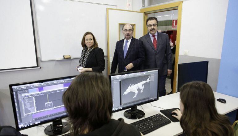 La consejera de Educación, Mayte Pérez, y el presidente de Aragón, Javier Lambán, durante su visita al IES Los Enlaces 