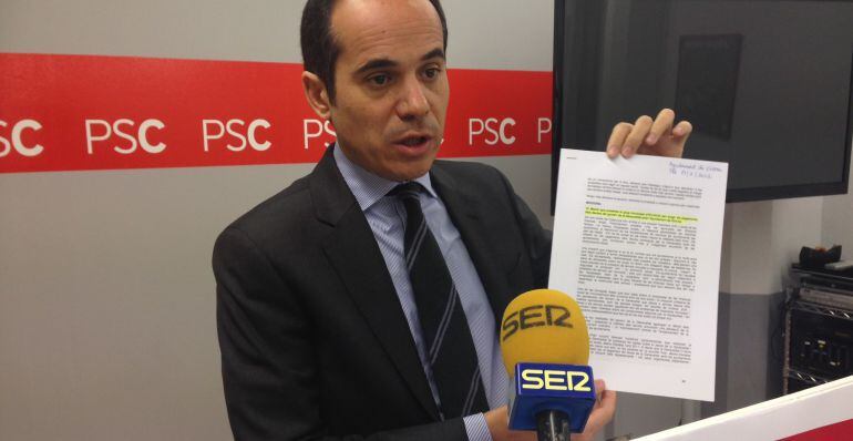 Francesc Vallès, exposant les mocions aprovades per Puigdemont a l'Ajuntament de Girona. 