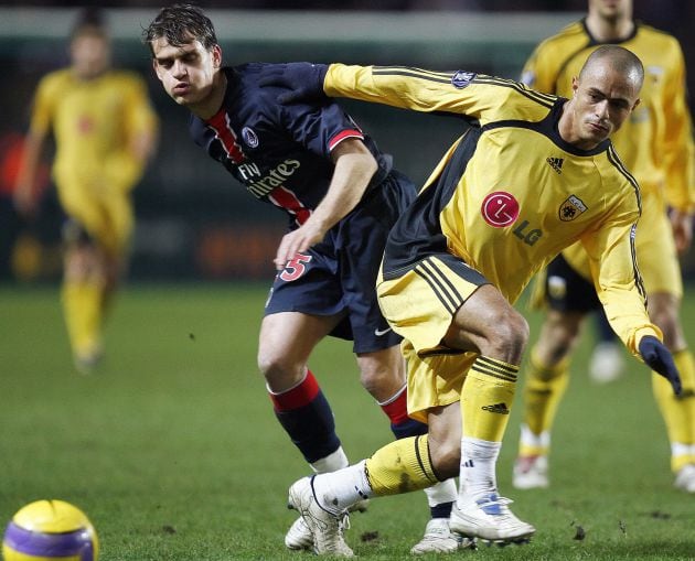 Rothen disputa un balón en 2009 cuando vestía la camiseta del PSG