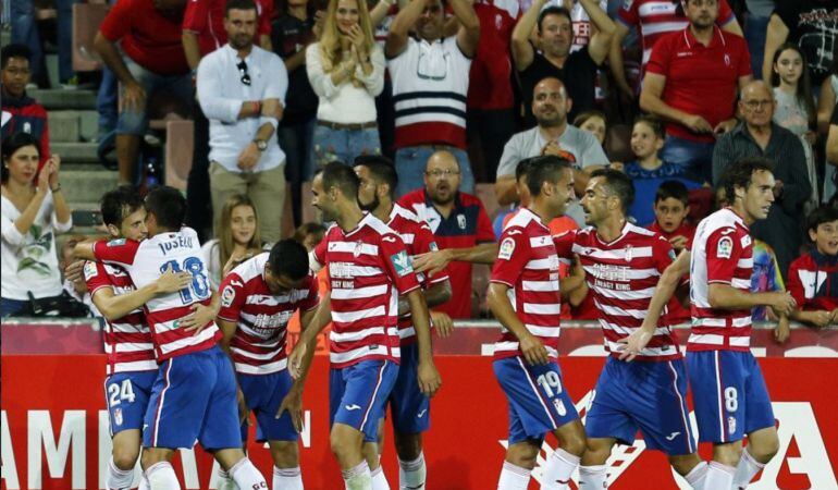 Los jugadores de Granada celebran el primer gol del partido. 