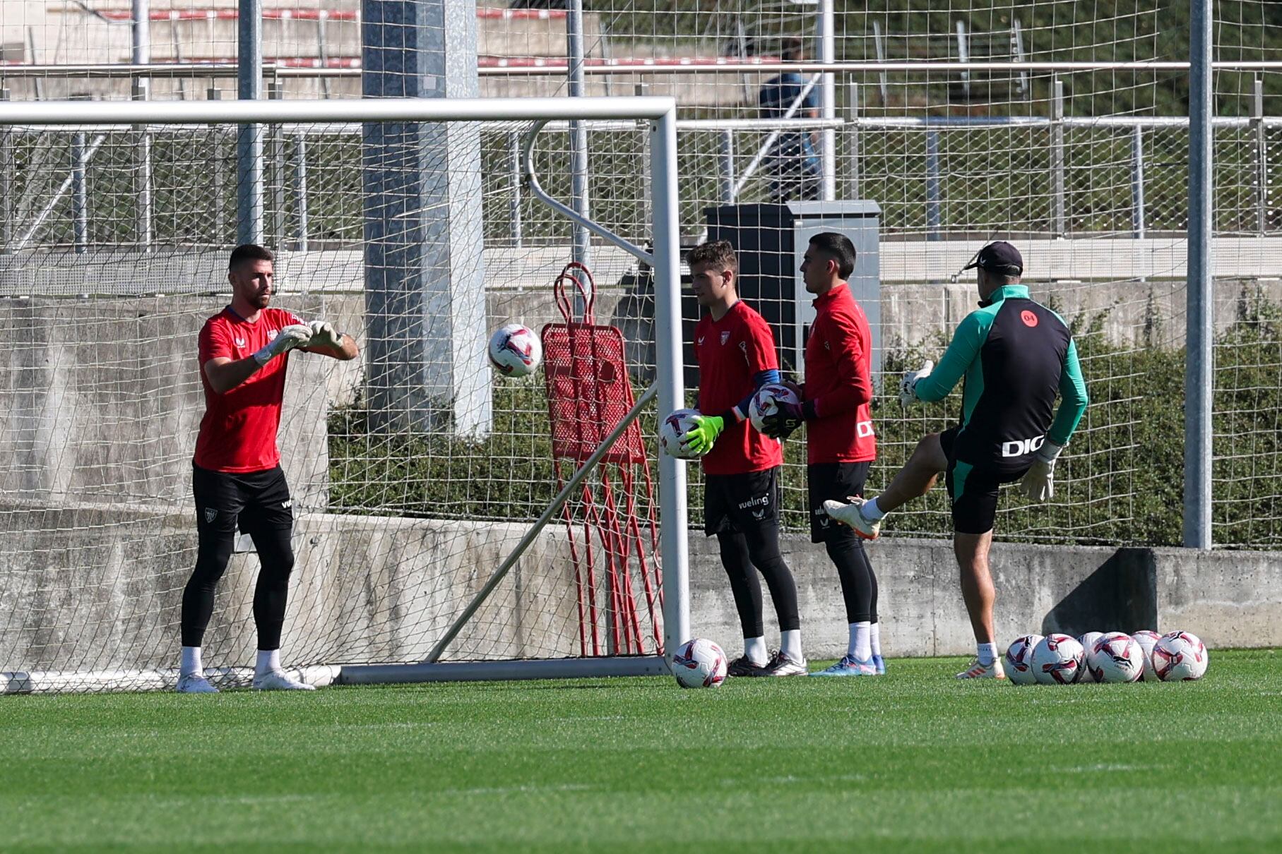 Unai Simón, junto a sus compañeros Julen Agirrezabala y Alex Padilla, donde este viernes ha comenzado los entrenamientos tras una lesión y una operación en su muñeca