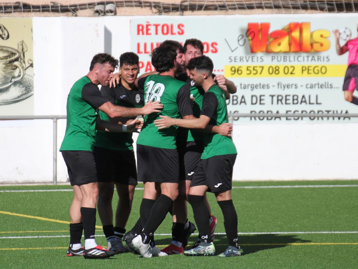 El Llutxent no afloja en la pelea por el ascenso y el Deportivo Ontinyent da un paso vital hacia la salvación