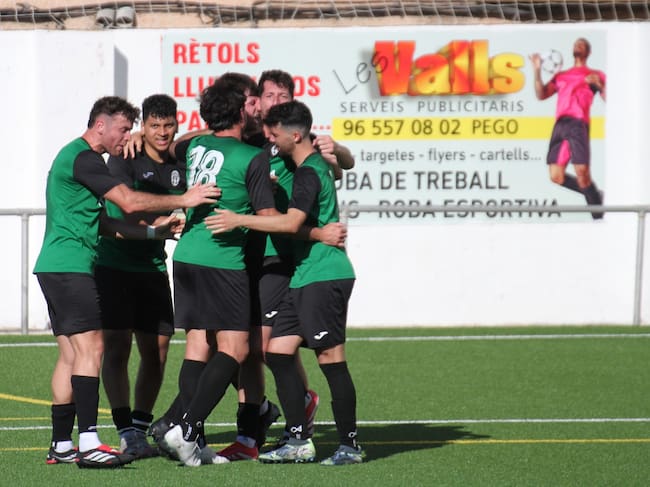 Imagen del encuentro entre el Llutxent y Pego