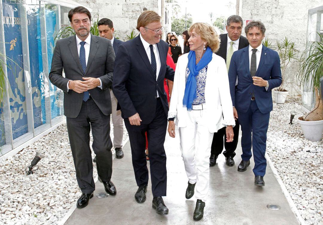 El President de la Generalitat Valenciana,Ximo Puig, y la Presidenta del Consejo de Estado y de la Fundación Mujeres por Africa, María Teresa Fernández de la Vega, con el alcalde de Alicante,Luis Barcala (i), a su llegada a Casa Mediterráneo.