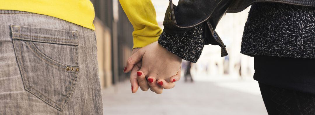 Dos mujeres de la mano