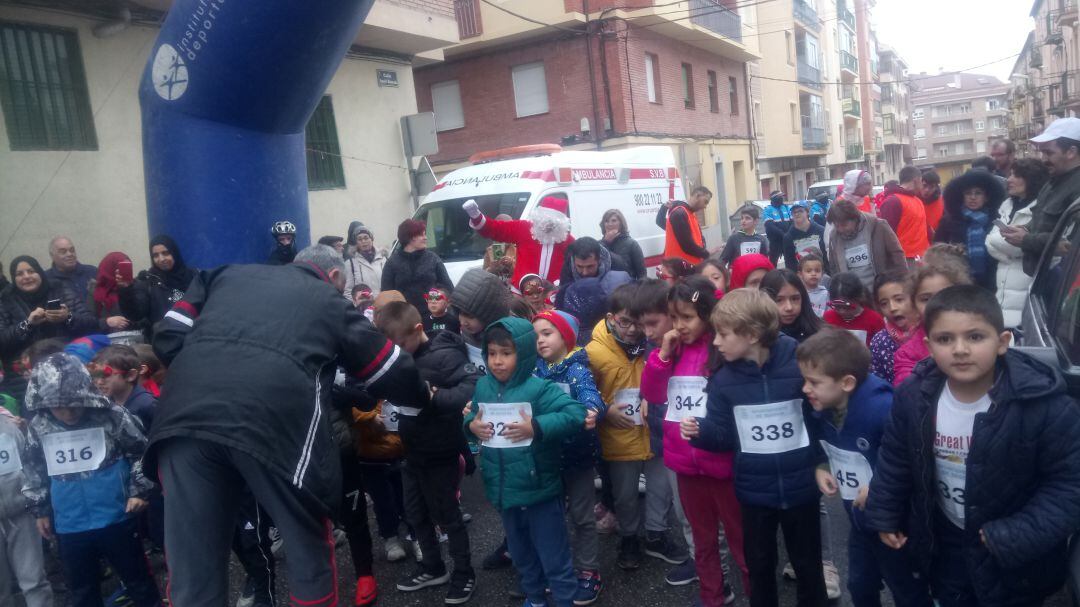 Los escolares esperan impacientes la salida de la prueba
