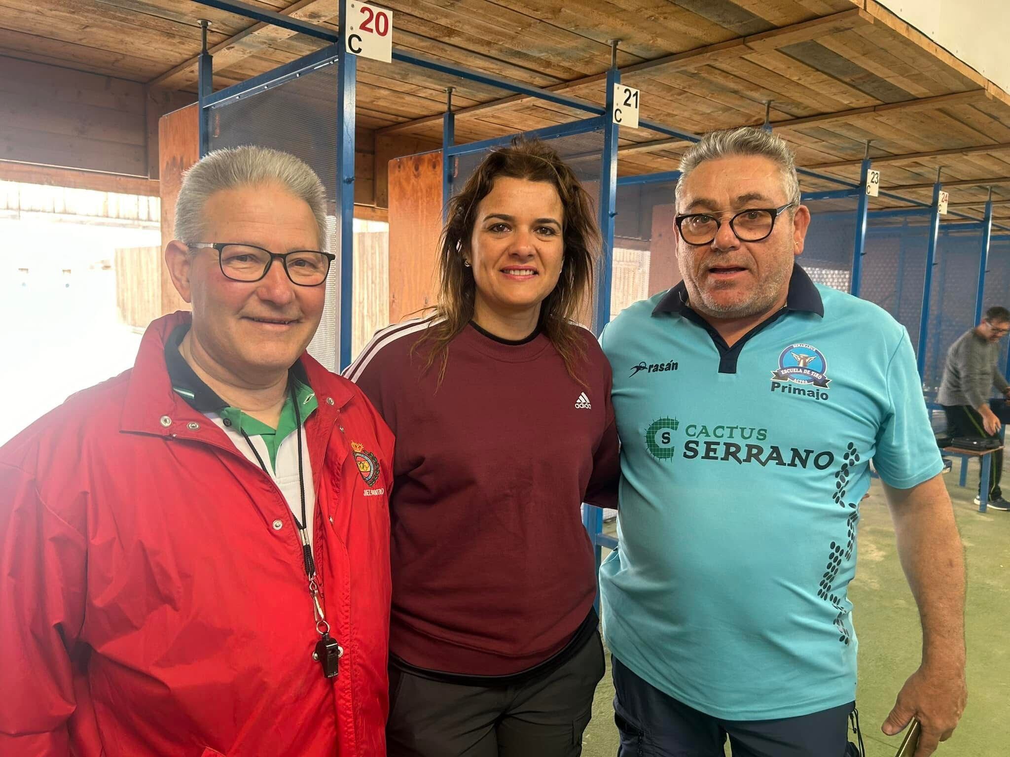 Noelia Damián, con representantes del club ACTOA.