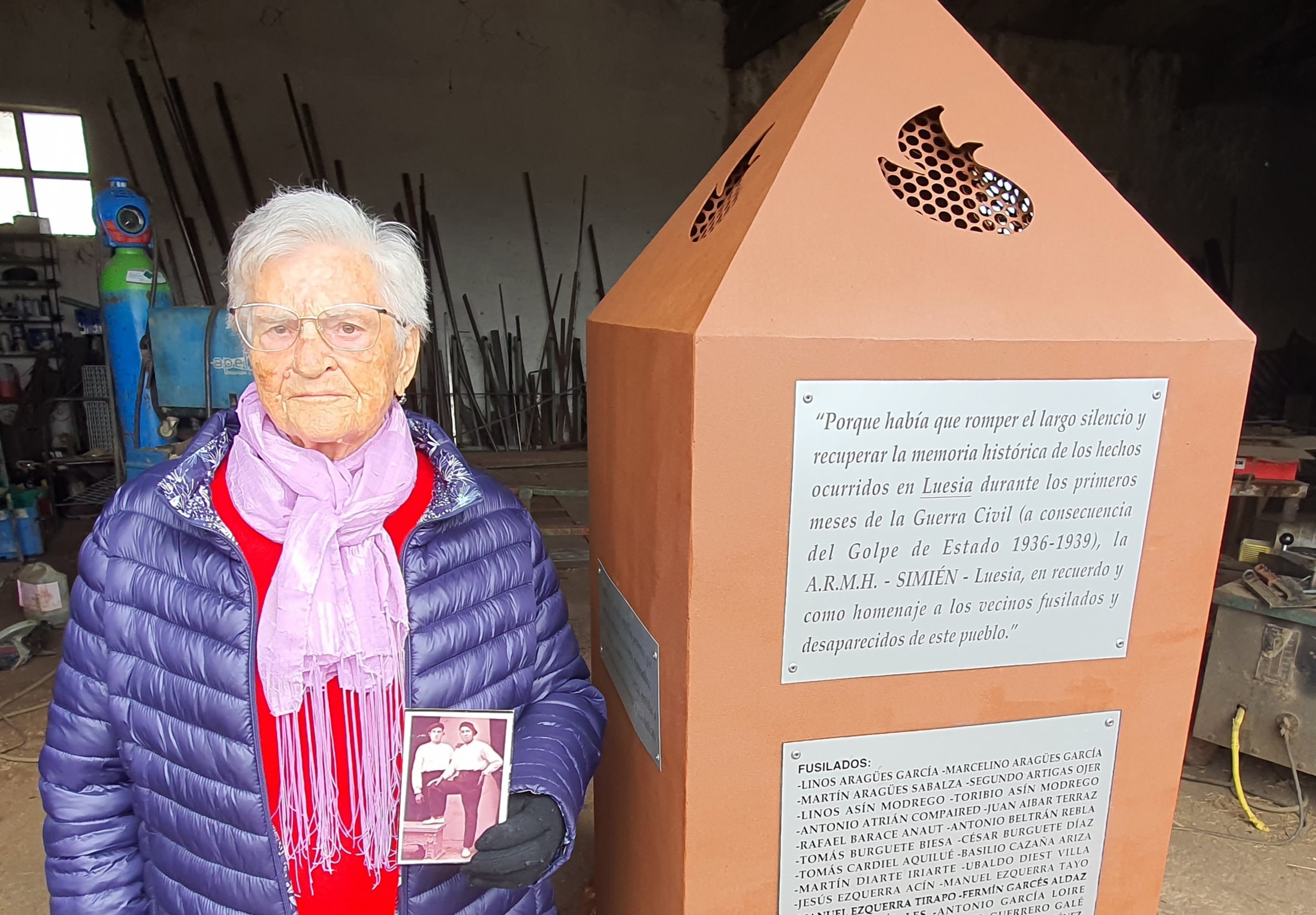 María Jesús Ezquerra, familiar de una víctima del franquismo, posa junto al monolito móvil de Luesia