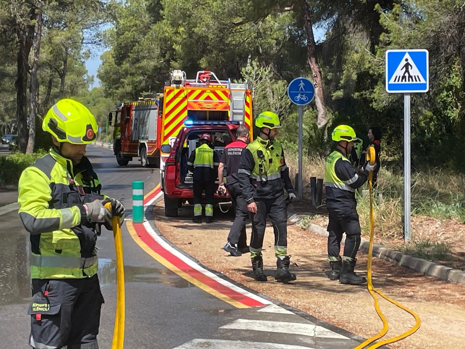 El concejal Juan Carlos Caballero visita a los bomberos de València que se preparan para la campaña estival de prevención de incendios de El Saler