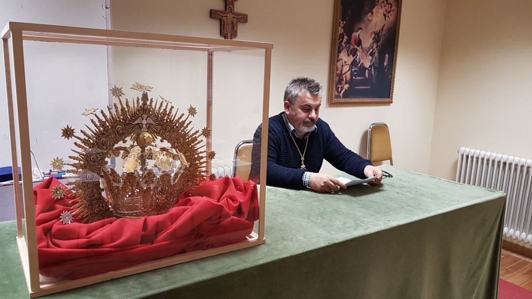 Maqueta de la Corona de las Hermandades, para cuyo original ha colaborado la Hermandad del Rocío de Segovia