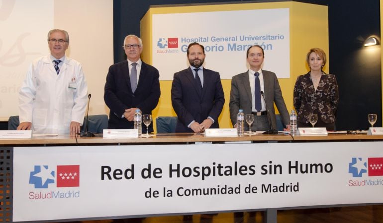 La entrega de credenciales reconoce las medidas contra el tabaco de los hospitales madrileños