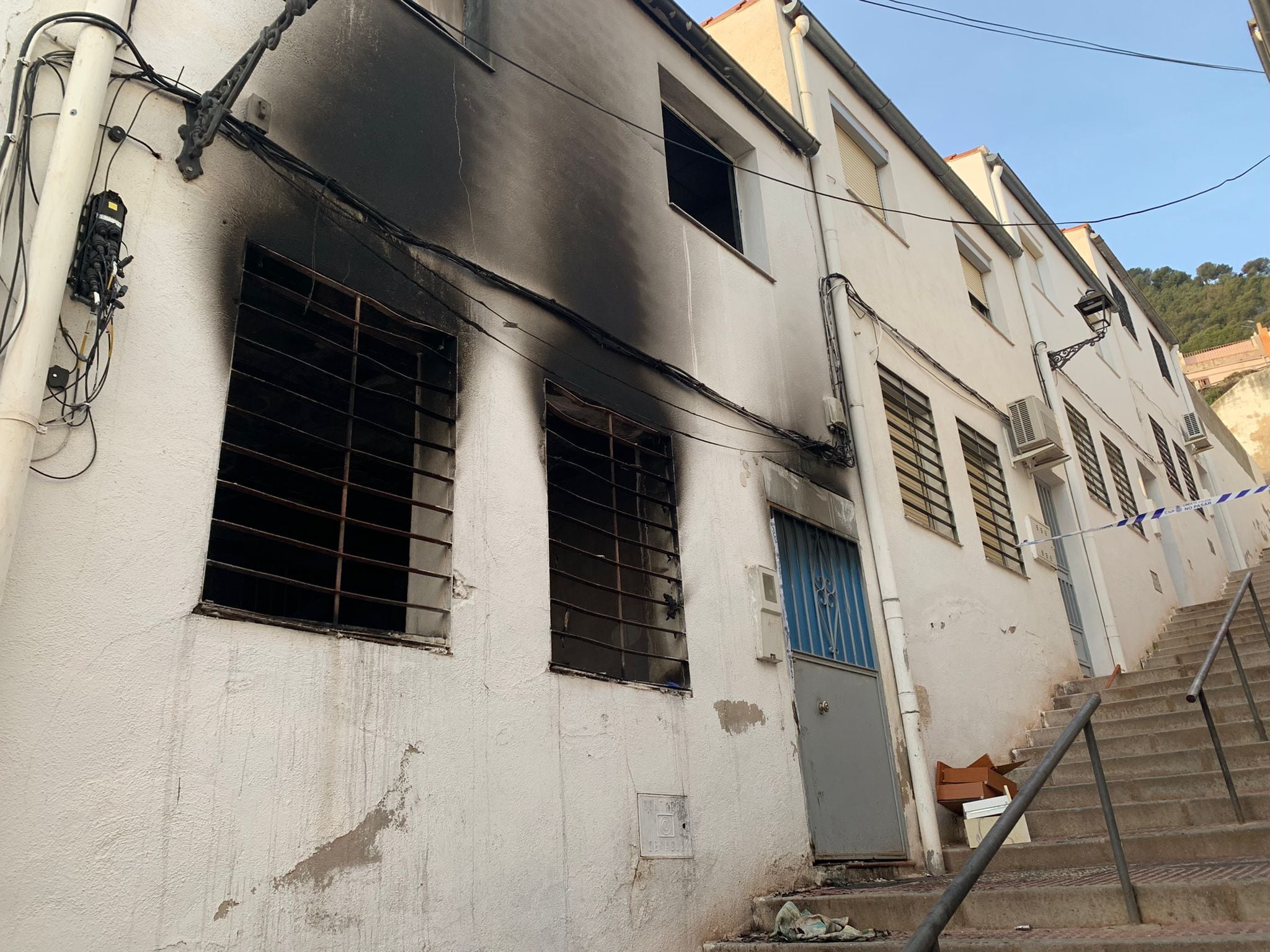 Fachada de la vivienda de Jaén afectada por el fuego, donde ha muerto una persona