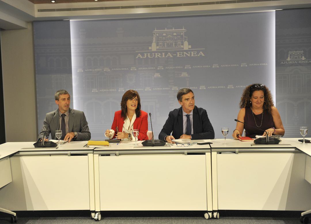 Libe Amilibia y Jonan Fernández, en el centro, secundados por Sainz y Hernando