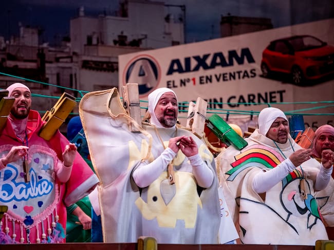 Chirigota 'Pa colgaera la mía'. Foto: Ayuntamiento de Cádiz.
