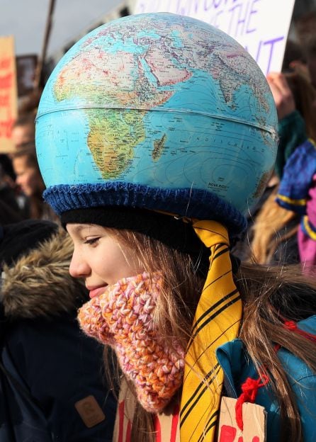 Jóvenes se manifiestan este viernes en el centro de Berlín durante la huelga escolar convocada por el movimiento &quot;Jóvenes por el Clima&quot; en todo el mundo para exigir a los políticos que adopten medidas en la lucha contra el cambio climático.