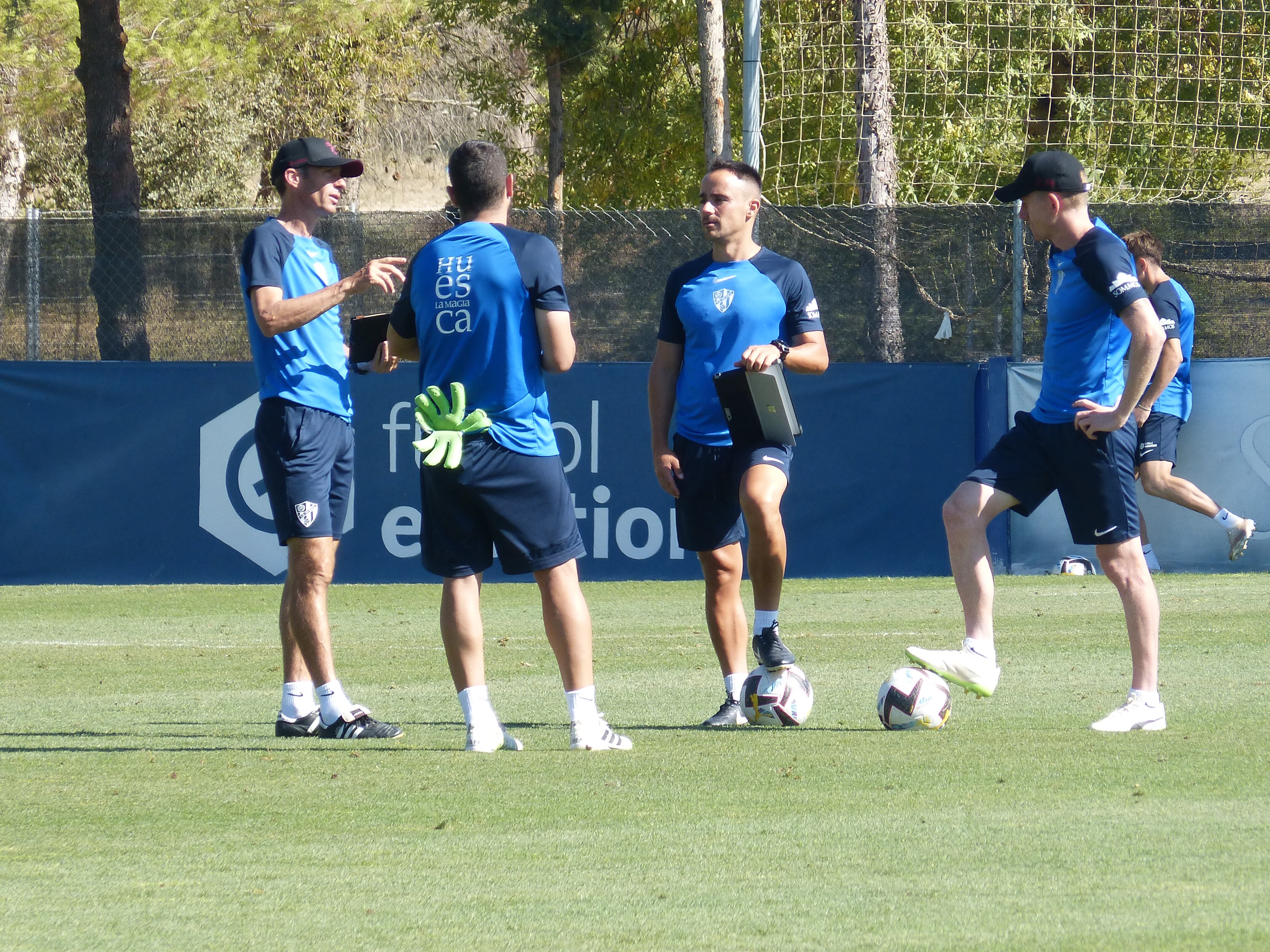 Ziganda con sus ayudantes en un entrenamiento de la SD Huesca