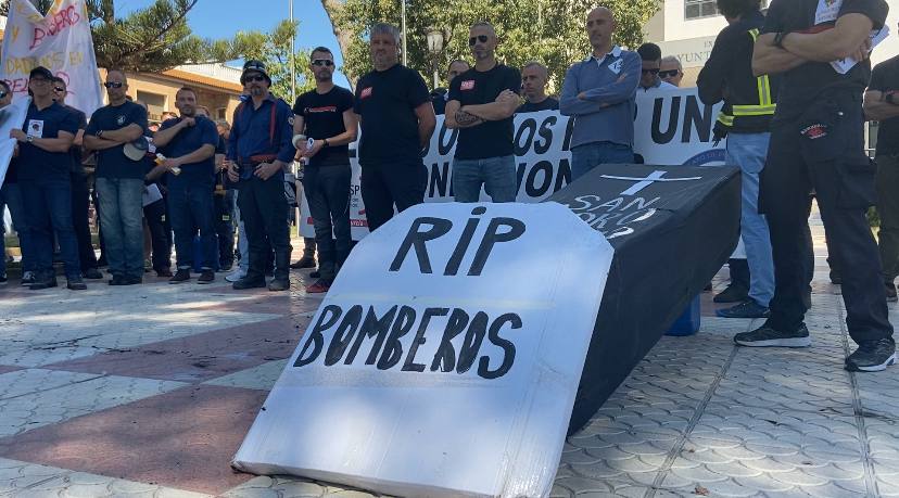 Protestas de bomberos frente al Ayuntamiento de San Pedro del Pinatar