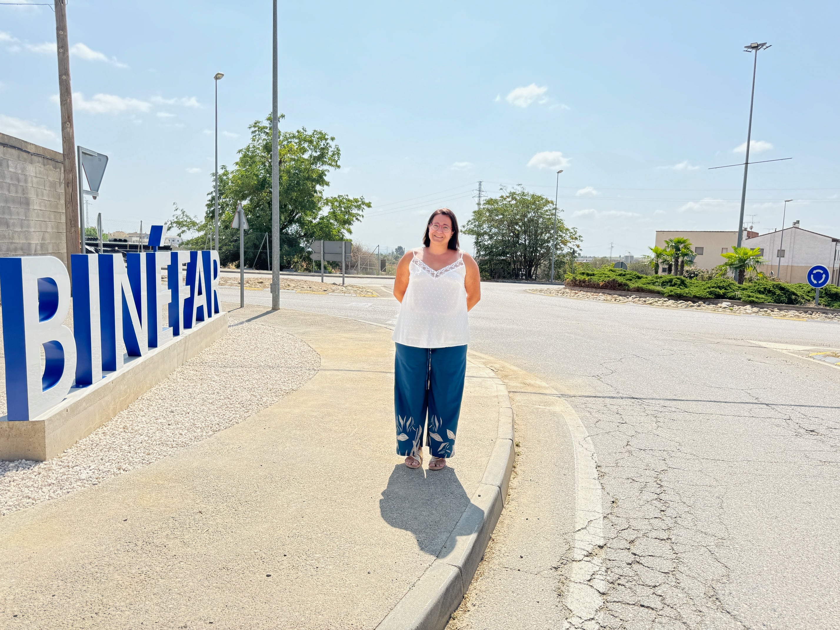 La alcaldesa de Binéfar, Patricia Rivera, junto a las letras corpóreas. Foto: Ayuntamiento de Binéfar