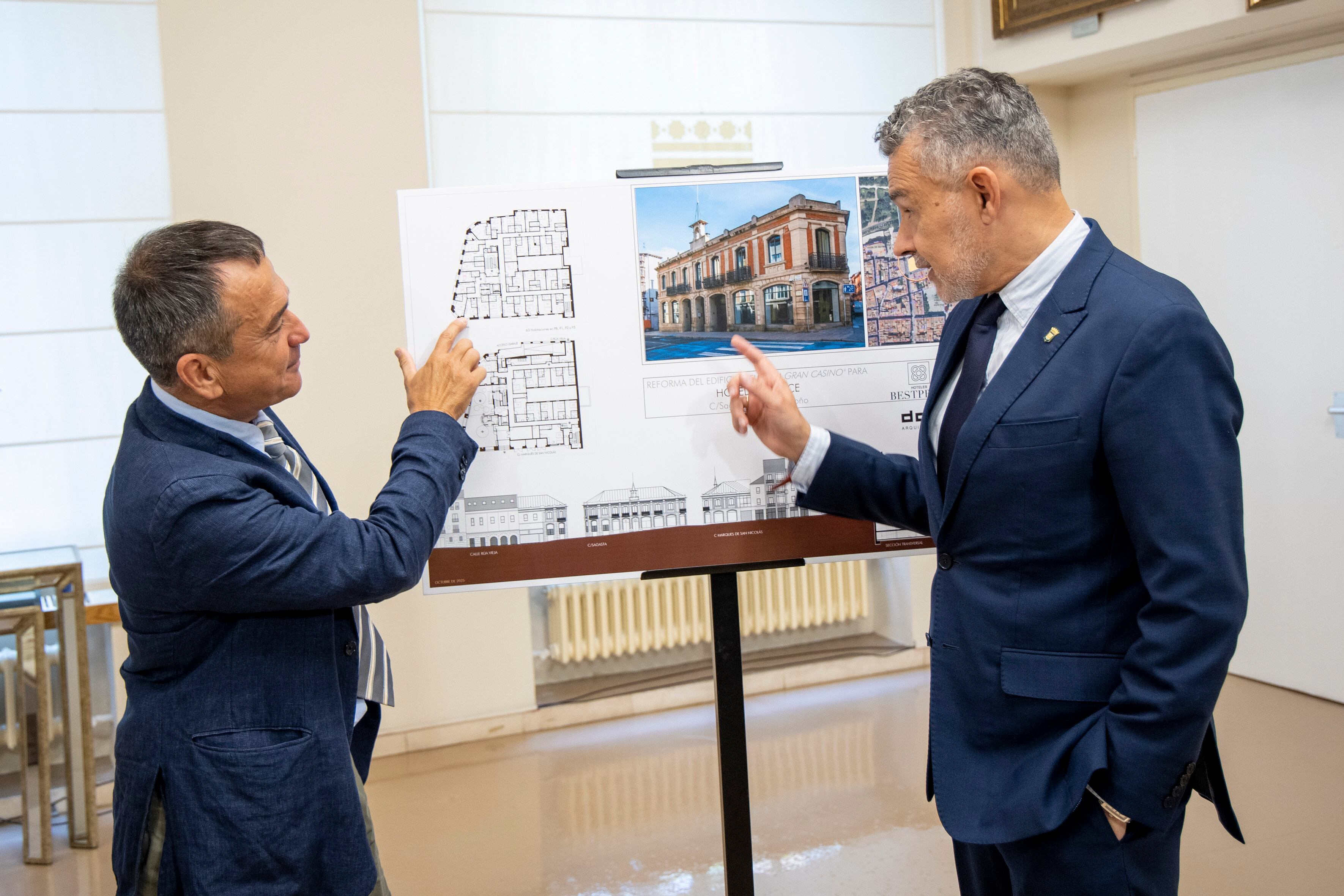 LOGROÑO 22/10/2025.- El presidente de la compañía hotelera Bestprice, Óscar Sánchez (i), y el alcalde de Logroño, Conrado Escobar, muestran el plano del hotel que Bestprice abrirá en el antiguo casino de Logroño, este jueves en el ayuntamiento de la localidad. El establecimiento tendrá capacidad para 63 habitaciones "de máximo confort y al mejor precio" y contará con una inversión de unos 5 millones de euros. EFE/Raquel Manzanares